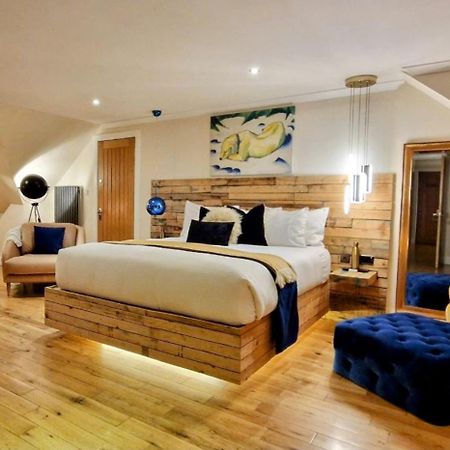 The Grumpy Schnauzer BnB: Luxe Suite with Hot Tub & Farm Stay Airdrie Exterior photo