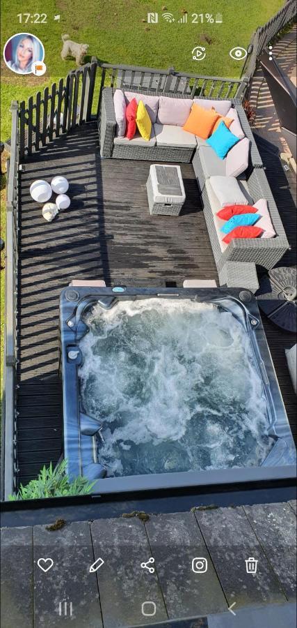 The Grumpy Schnauzer BnB: Luxe Suite with Hot Tub & Farm Stay Airdrie Exterior photo