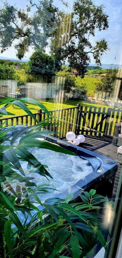 The Grumpy Schnauzer BnB: Luxe Suite with Hot Tub & Farm Stay Airdrie Exterior photo