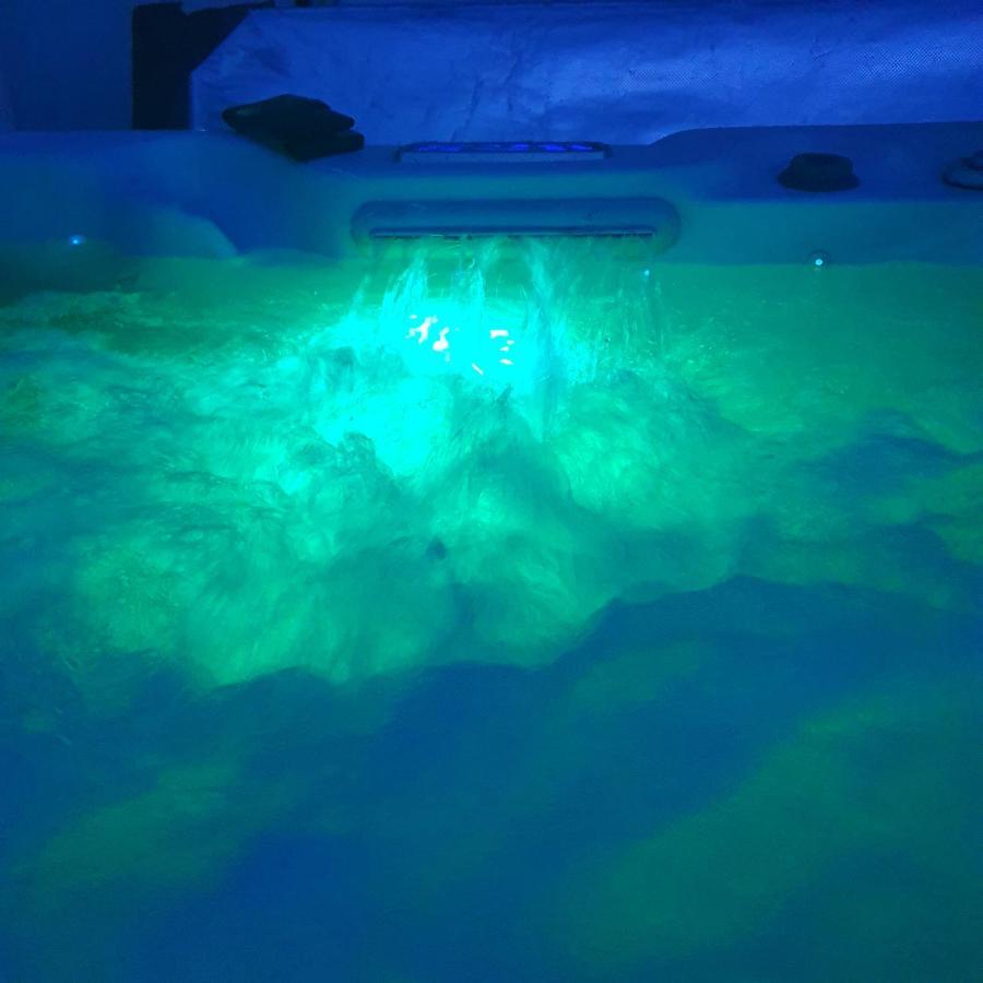 The Grumpy Schnauzer BnB: Luxe Suite with Hot Tub & Farm Stay Airdrie Exterior photo