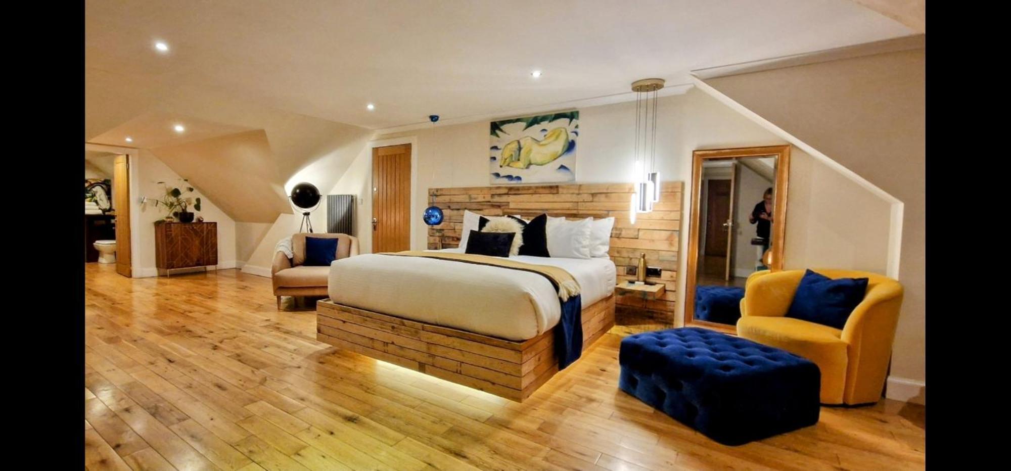 The Grumpy Schnauzer BnB: Luxe Suite with Hot Tub & Farm Stay Airdrie Exterior photo